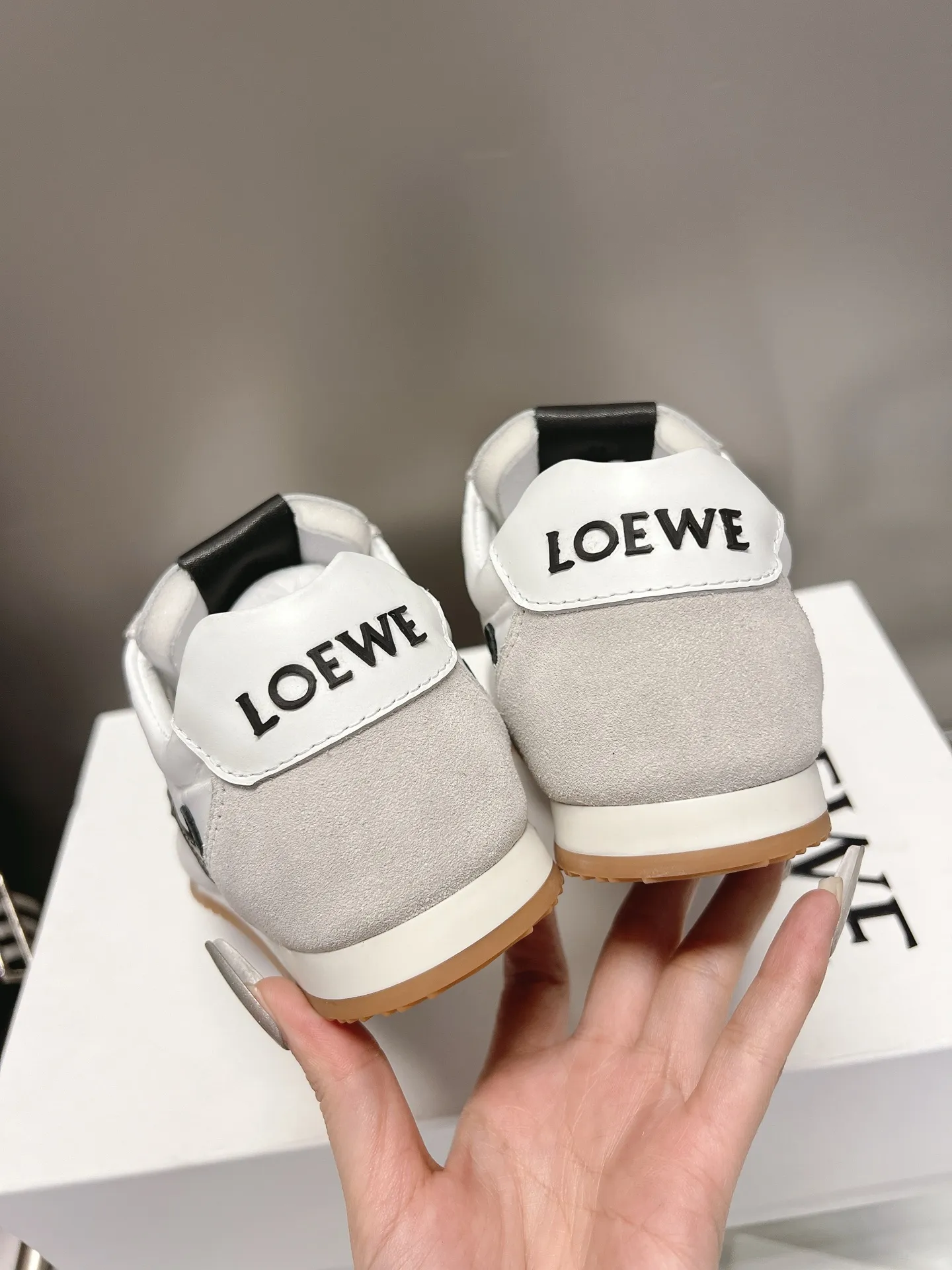 👟👟Ex-factory price 540👟👟 Original BALLET RUNNER2.0 Loewe ballet shoes! Asymmetrical toe shape, Loewe's signature design! Super soft, light and flexible wave pattern original T👟👟factory price U bottom, (not ordinary rubber bottom) original cover last + strong top craftsmanship wrapping feeling, first-class comfort! The 3D injection molded rubber LOEWE logo on the heel gives this shoe a retro and elegant interpretation, and incorporates modernity and LOEWE's unique style. There are so many colors and pictures will be updated one after another. Code number: 35-40 (41 customized)